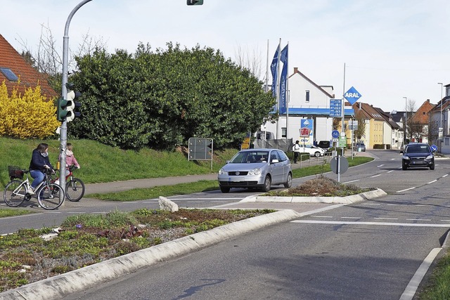 Die Einmndung der Schwimmbad- in die ... eine kritische Stelle fr Radfahrer.   | Foto: Michael Haberer