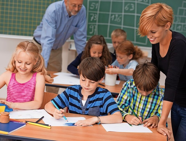 Zwei Lehrkrfte pro Grundschulklasse s...die Qualitt des Unterrichts steigern.  | Foto: contrastwerkstatt (stock.adobe.com)