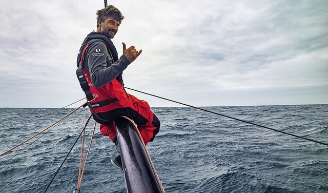 Der deutsche Segler Boris Herrmann sit...inem Ausleger der Malizia-Seaexplorer.  | Foto: Antoine Auriol (dpa)