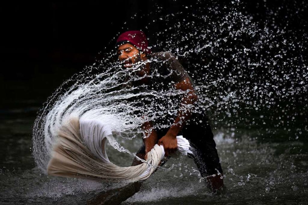 Wasser ist nicht nur Grundlage des Lebens: Textilreinigung in Indien   | Foto: Anupam Nath (dpa)