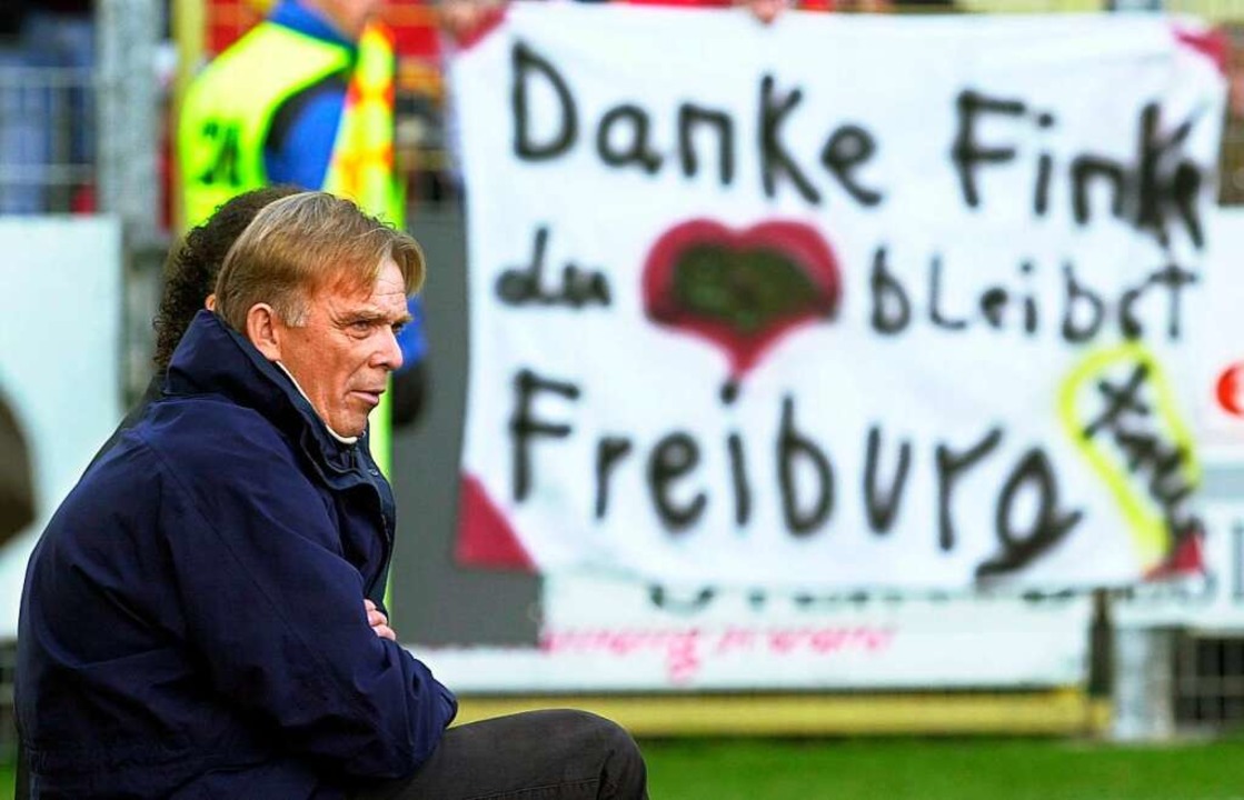 Volker Finke im November 2000 am Rande...en ihm für seine Vertragsverlängerung.  | Foto: Rolf Haid