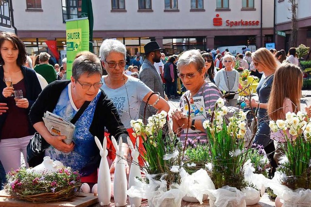 Blumen und zu Ostern passende Deko fan...r auf dem Gundelfinger Frhlingsmark.   | Foto: Andrea Steinhart