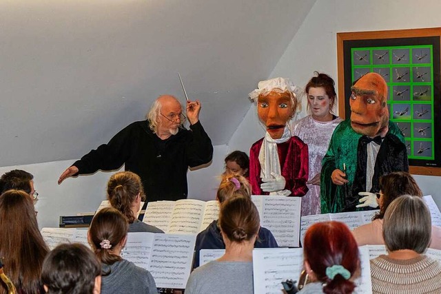 Dirigent Christian Sade (links) will m...rhjahrskonzert auf die Bhne bringen.  | Foto: Musikverein Seelbach