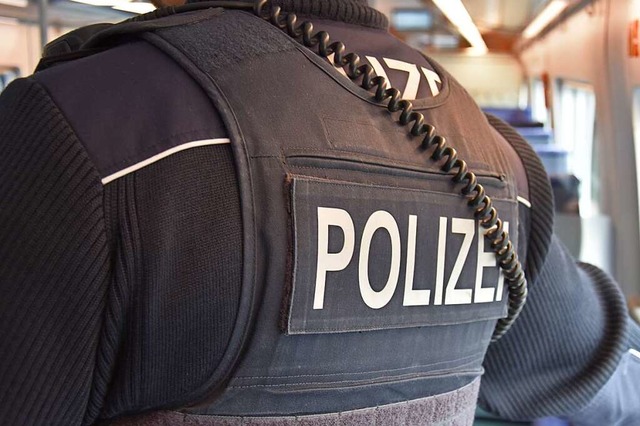 Die Bundespolizei fand beim Verdchtigen eine geladene Waffe (Symbolfoto).  | Foto: Kathrin Ganter