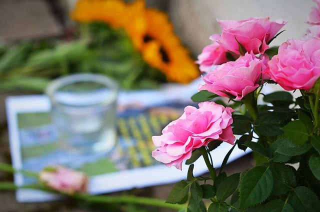Blumen erinnerten in Gottenheim an die gettete Ayleen.  | Foto: Kathrin Blum