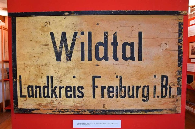 Ein Ortsschild aus den 1950er Jahren gehrt zu den Ausstellungsstcken.   | Foto: Andrea Steinhart