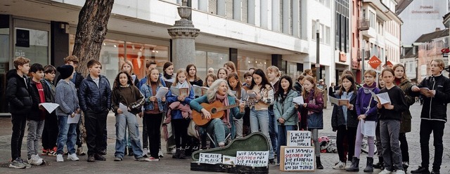 Die fnfte Klasse der Freien Waldorfsc...ang mit Klassenlehrerin Barbara Krohm.  | Foto: Benjamin Bergen