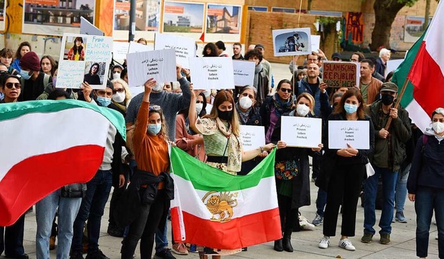 Protest in Freiburg fr die Rechte von Frauen im Iran  | Foto: Rita Eggstein