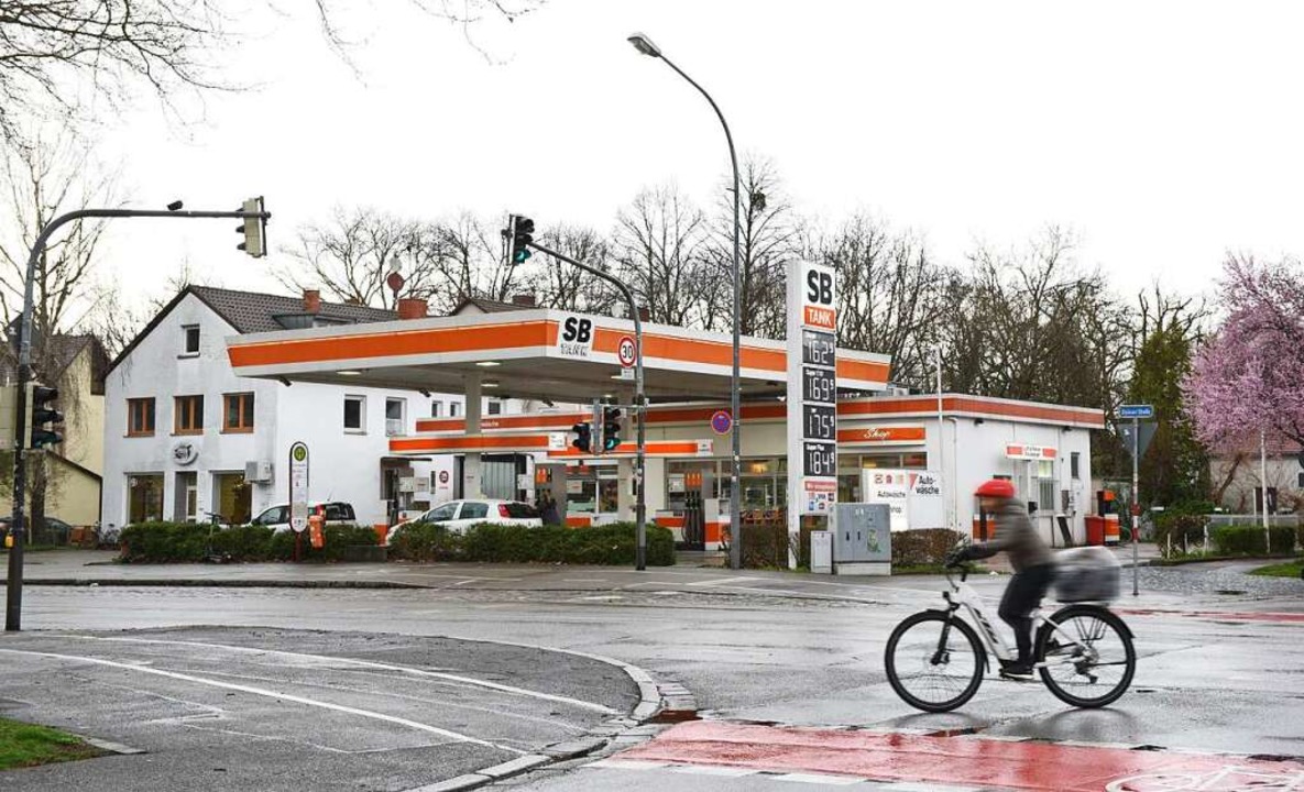 Die  Tankstelle an der Ecke Elsässer/F...durch einen Supermarkt ersetzt werden.  | Foto: Rita Eggstein
