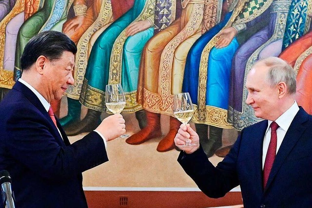 Chinas Staats- und Parteichef Xi Jinpi...eser Woche zu Gast bei Wladimir Putin.  | Foto: PAVEL BYRKIN (AFP)