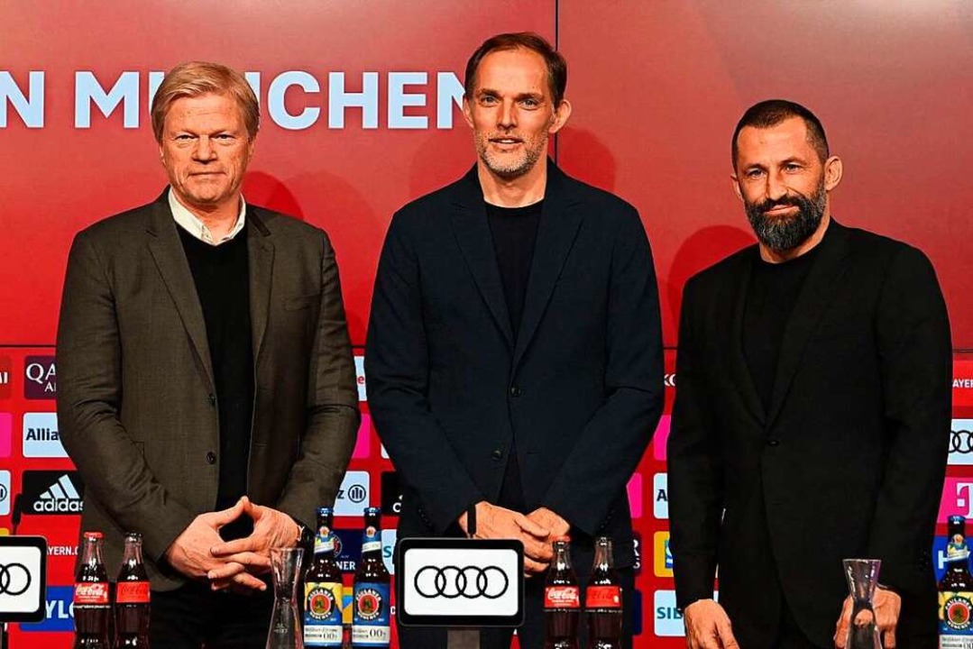 Bayern CEO Oliver Kahn, Thomas Tuchel ... Salihamidzic bei der Pressekonferenz.  | Foto: CHRISTOF STACHE (AFP)