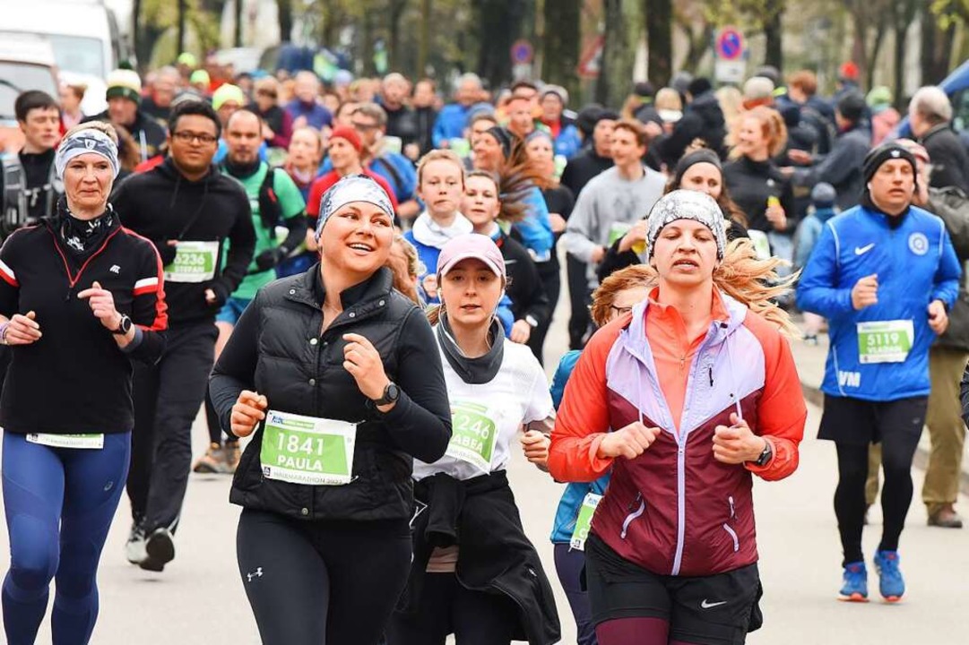 Rund 13.000 Läuferinnen und Läufer geh...ersen Distanzen des Freiburg Marathon.  | Foto: Rita Eggstein