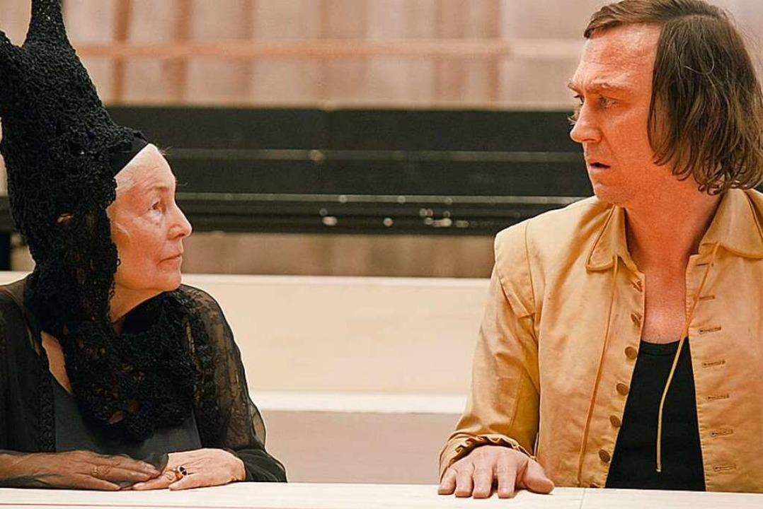 Edith Clever und Lars Eidinger bei den...en Salzburger &#8222;Jedermann&#8220;.  | Foto: Reiner Holzemer Film