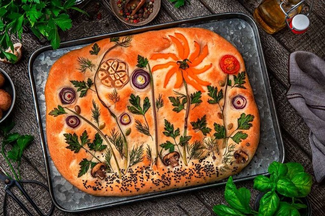 Kunstvoll aufgehbscht: Ein Foccaccia in Garten-Optik.  | Foto: anna_shepulova (Stock.adobe.com)