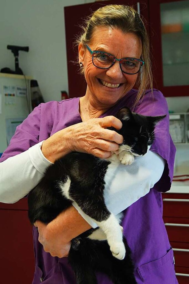 Tierrztin Marion Engel mit einem ihre...mmer der Tierarztpraxis in Laufenburg.  | Foto: Sara Ghring