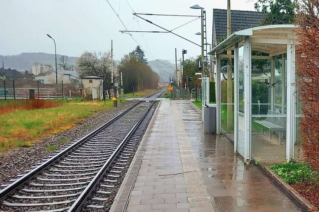 Bereits im Zug belstigte ein Mann ein... Schwitzkasten mehrere Meter mit sich.  | Foto: Edgar Steinfelder