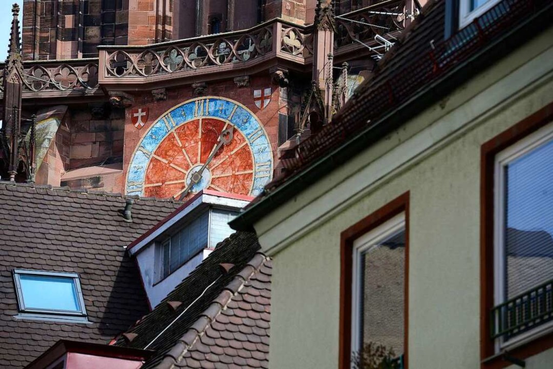 Alle Jahre wieder wird an der Uhr gedr... &#8211; auch an der Uhr des Münsters.  | Foto: Ingo Schneider