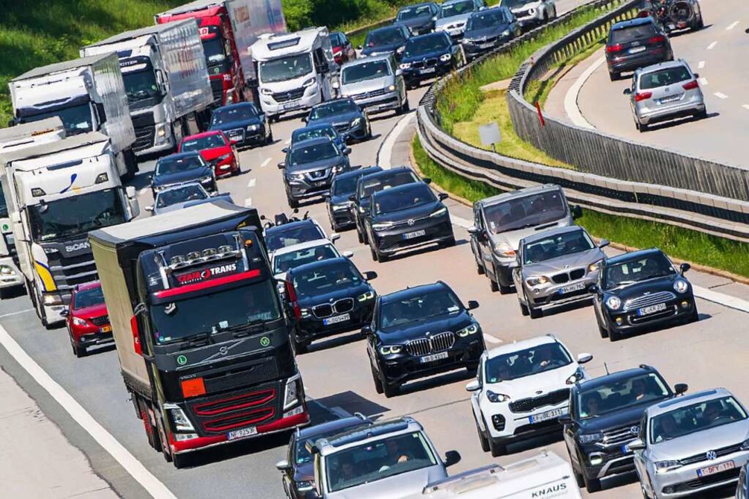 Baden-Wrttemberg will den Speditionen...g Lkw-Fahrten am Sonntag (Symbolbild).  | Foto: Peter Kneffel (dpa)