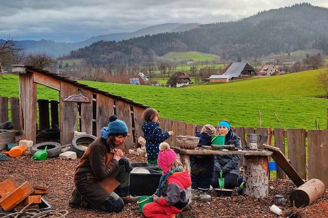 Das Spielen in der Matschkche macht auch bei regnerischem Wetter Spa.  | Foto: Elke Kamprad