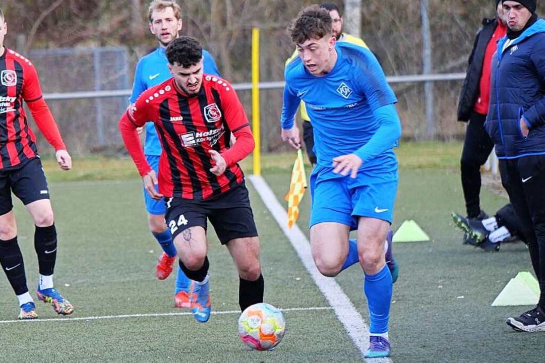 Voller Einsatz: Marvin Waldvogel (rech...berqueren der Seitenlinie  behaupten.  | Foto: Bernd Seger