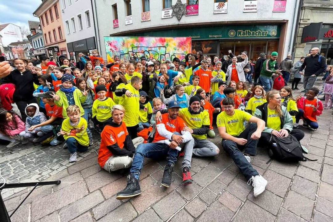 Die Teilnehmerinnen und Teilnehmer des Flashmobs  | Foto: Barbara Ruda