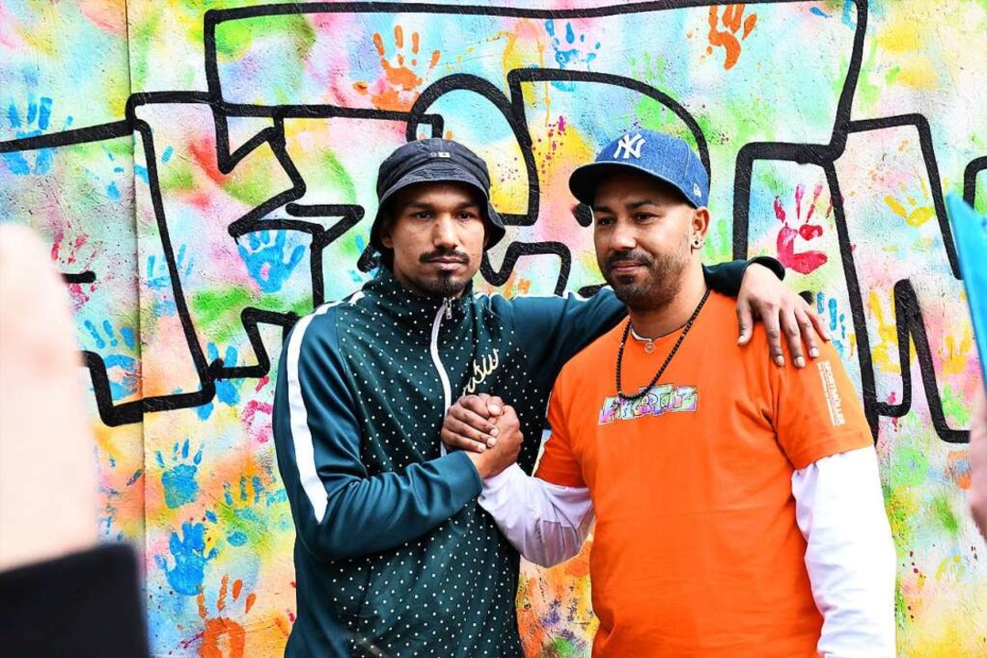 Mentor Shalijani  (rechts) und sein Bruder Ersen vor dem Graffito  | Foto: Barbara Ruda