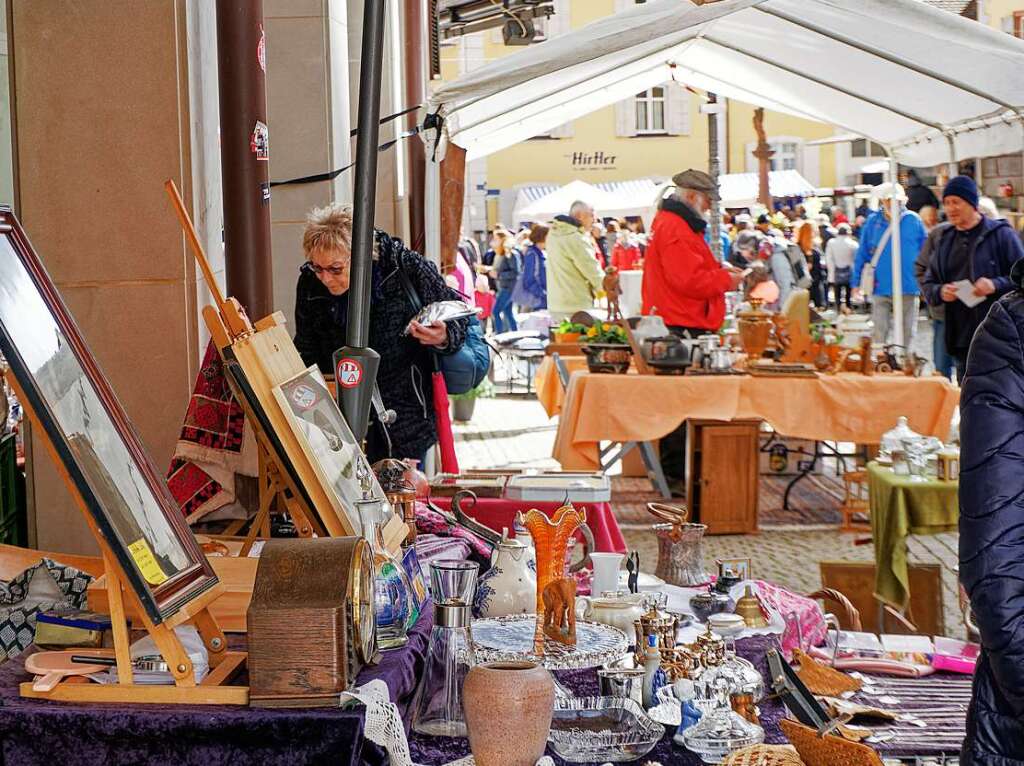 Viel zu entdecken gab es an den Stnden beim mittlerweile zehnten Endinger Antikmarkt.