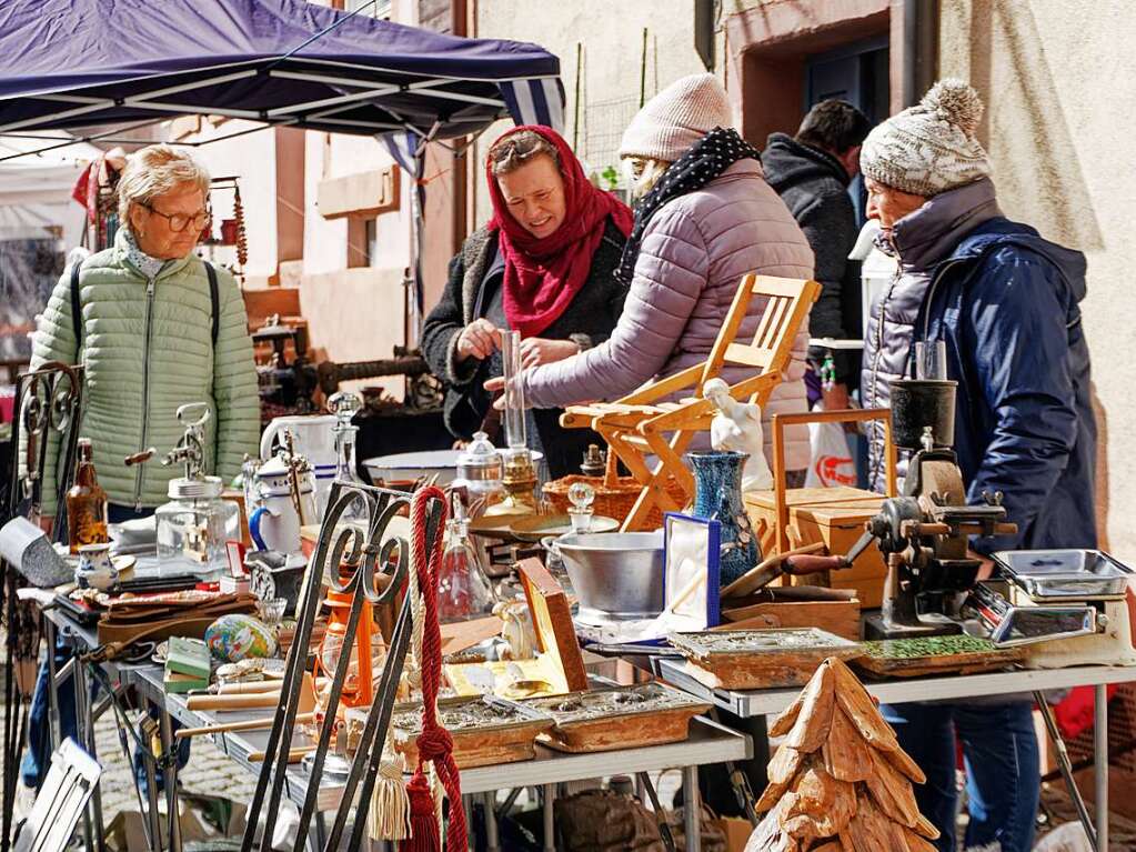 Viel zu entdecken gab es an den Stnden beim mittlerweile zehnten Endinger Antikmarkt.