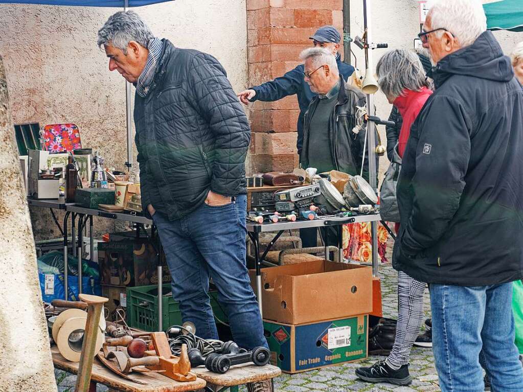 Viel zu entdecken gab es an den Stnden beim mittlerweile zehnten Endinger Antikmarkt.