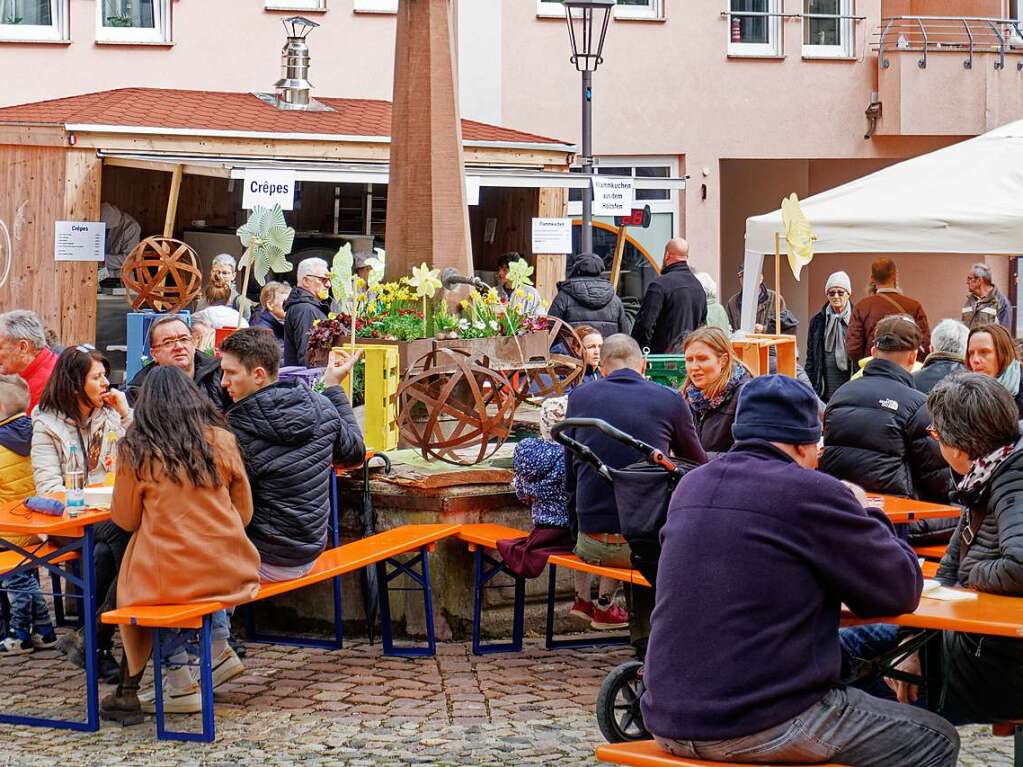 Schon am Samstag zog es viele Menschen in die Endinger Innenstadt – wohl auch wegen der besseren Wetteraussichten.