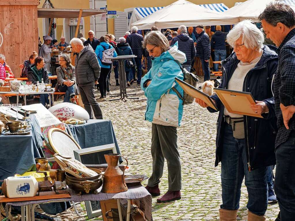 Viel zu entdecken gab es an den Stnden beim mittlerweile zehnten Endinger Antikmarkt.