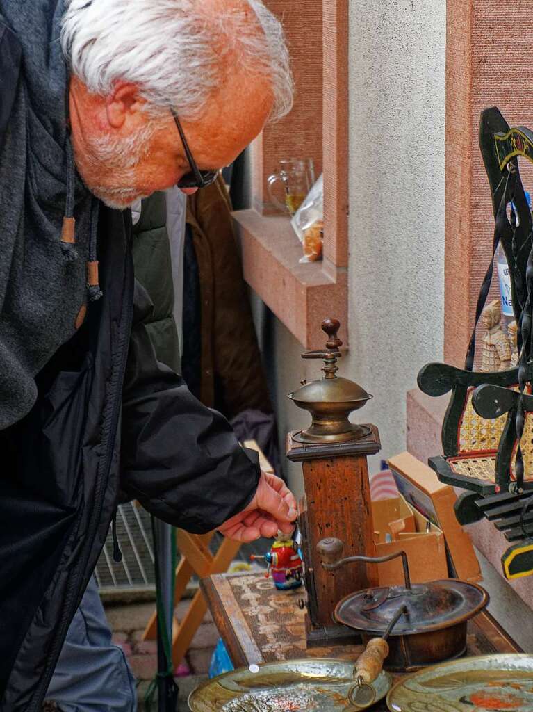 Viel zu entdecken gab es an den Stnden beim mittlerweile zehnten Endinger Antikmarkt.