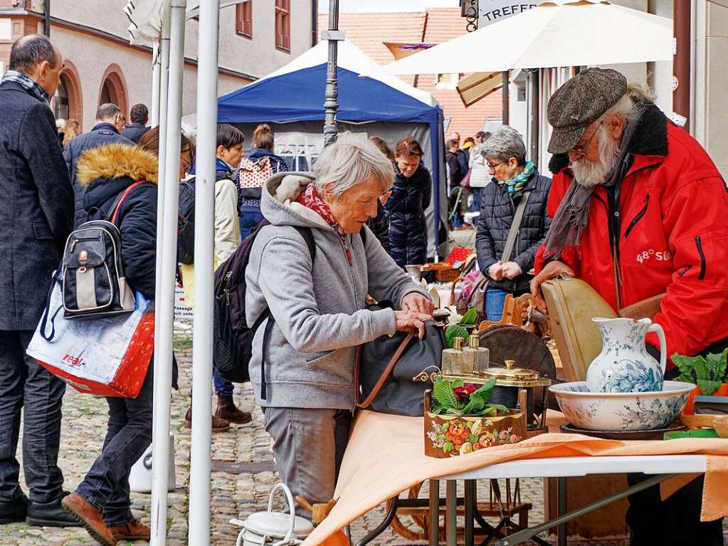 Viel zu entdecken gab es an den Stnden beim mittlerweile zehnten Endinger Antikmarkt.