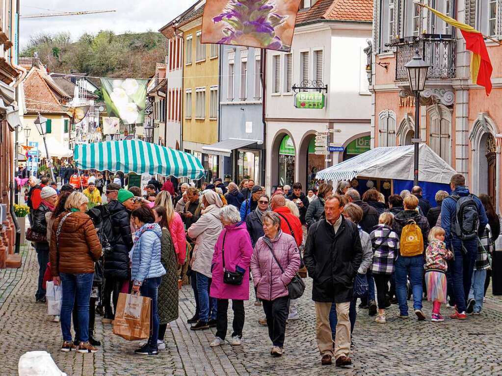 Schon am Samstag zog es viele Menschen in die Endinger Innenstadt – wohl auch wegen der besseren Wetteraussichten.