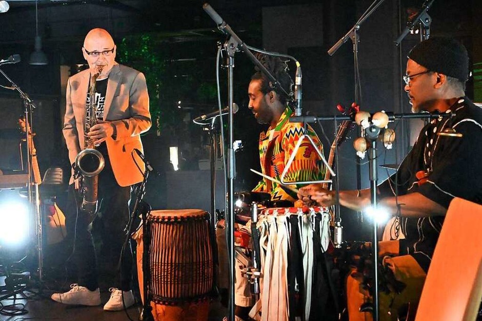 Künstlerinnen und Künstler aus Emmendingen für Erdbebenopfer in der Türkei und Syrien: In dieser Konstellation spielten die lokale Musikgrößen noch nie miteinander. (Foto: Markus Zimmermann) Künstlerinnen und Künstler aus Emmendingen für Erdbebenopfer in der Türkei und Syrien: In dieser Konstellation spielten die lokale Musikgrößen noch nie miteinander. (Foto: Markus Zimmermann)