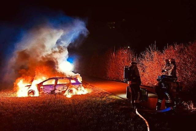 Auto brennt im Breisgau aus – sind Neuwagendiebe verantwortlich?