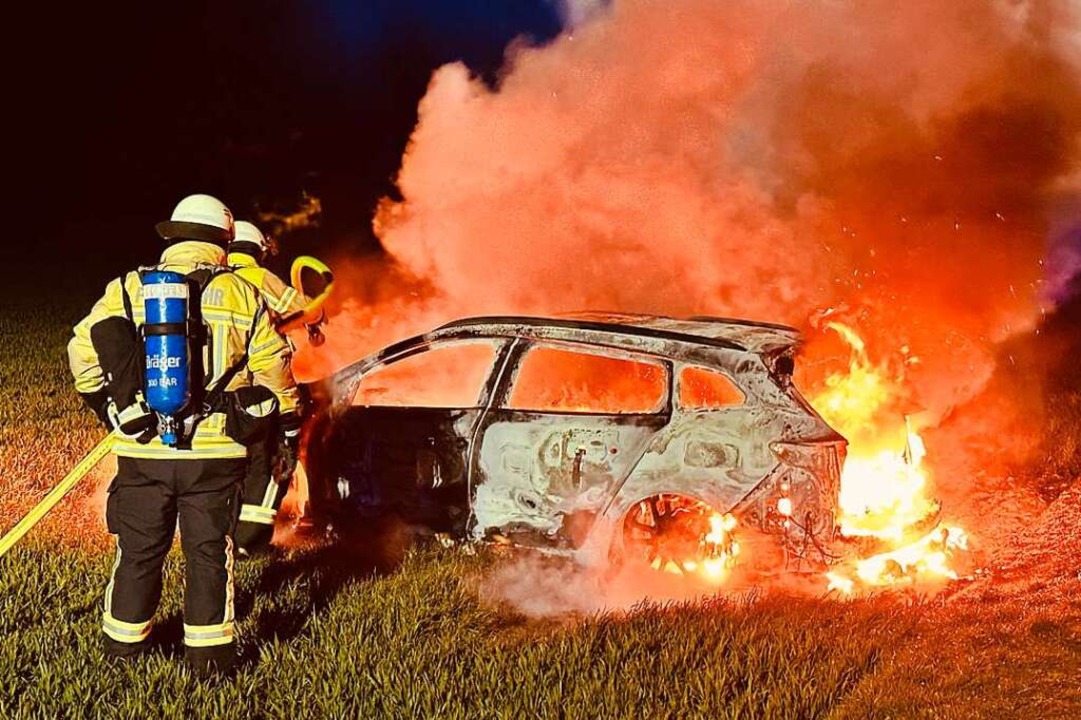 Auf dem Feld brannte ein verlassenes Auto.  | Foto: Feuerwehr Bad Krozingen