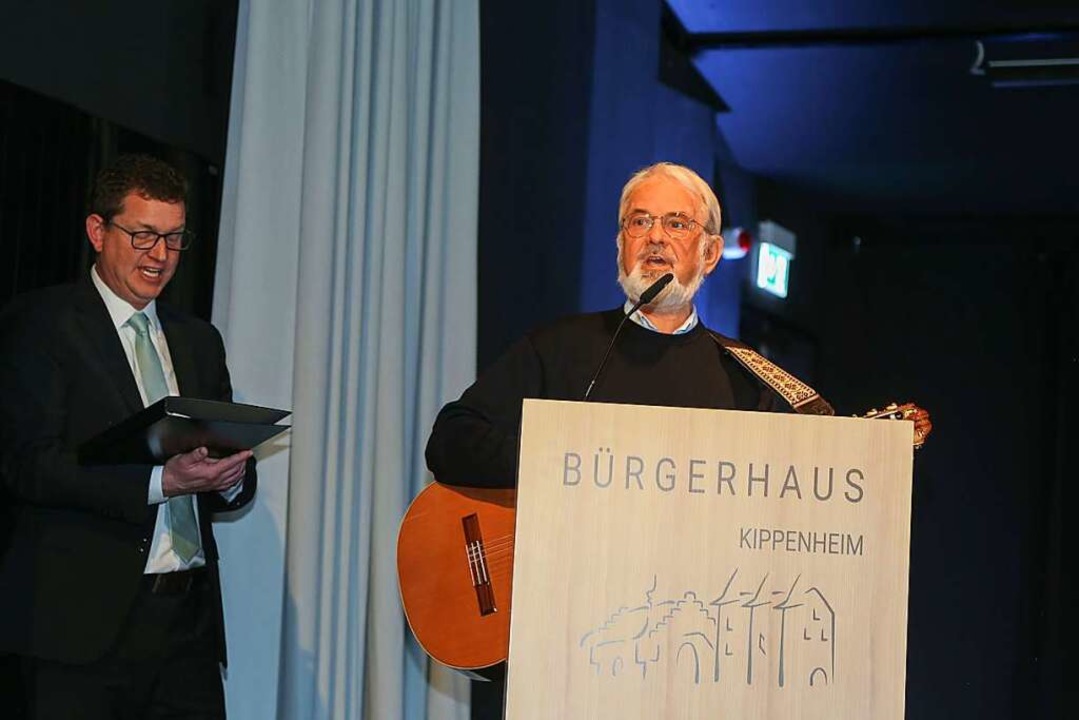 Pfarrer Matthias Ibach und Martin Grsser segneten das Gebude.  | Foto: Sandra Decoux