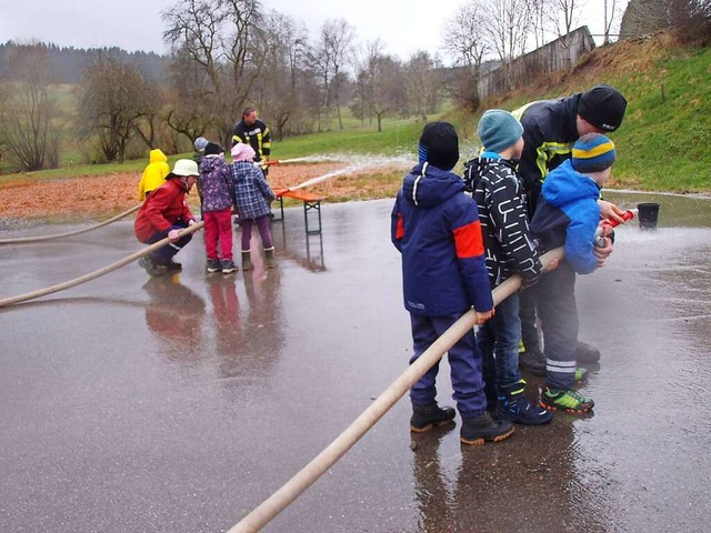 Den Umgang mit dem Strahlrohr konnten die Kinder im Team gemeinsam ben.  | Foto: Cornelia Selz