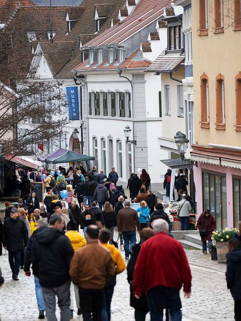 Trotz durchwachsenem Wetter kamen viele Menschen aus der ganzen Region zur 33. Autoschau mit verkaufsoffenem Sonntag in der Mllheimer Innenstadt.