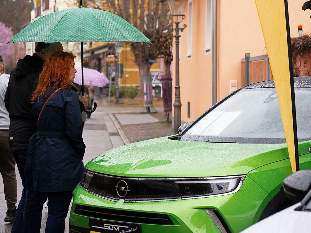 Trotz durchwachsenem Wetter kamen viele Menschen aus der ganzen Region zur 33. Autoschau mit verkaufsoffenem Sonntag in der Mllheimer Innenstadt.