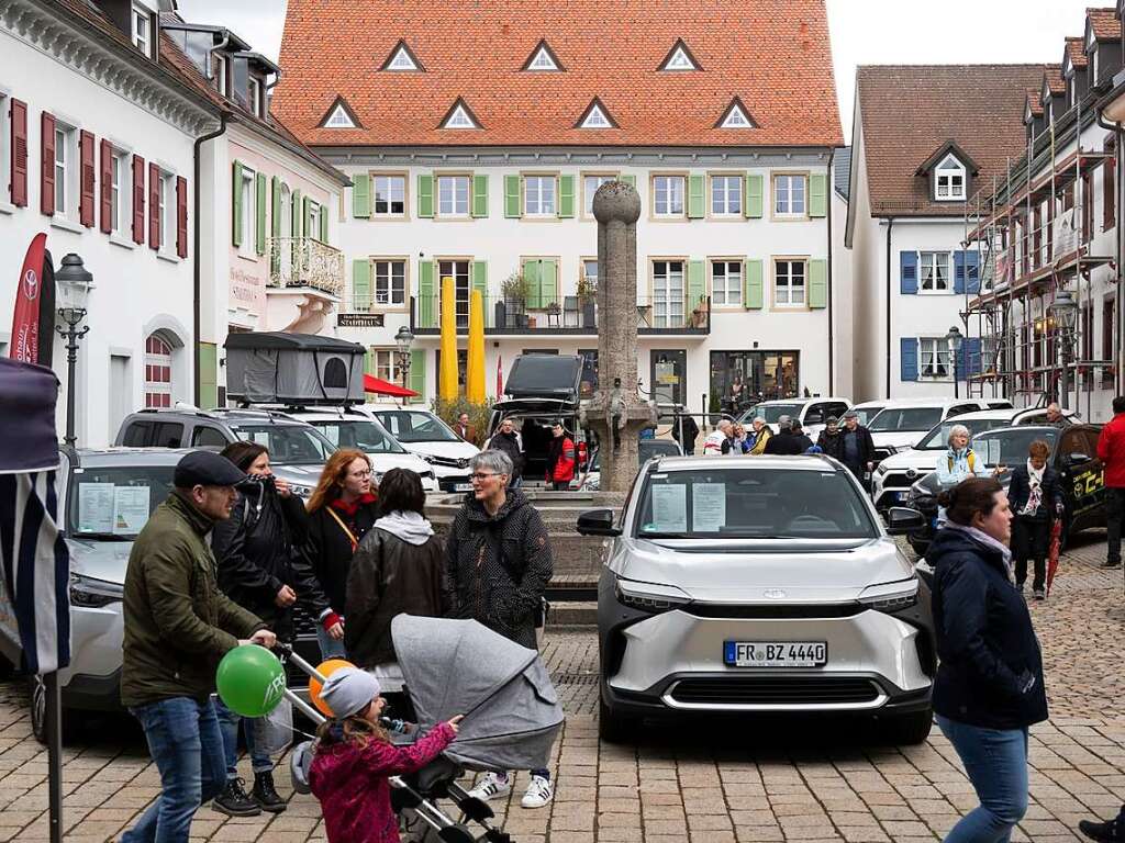 Trotz durchwachsenem Wetter kamen viele Menschen aus der ganzen Region zur 33. Autoschau mit verkaufsoffenem Sonntag in der Mllheimer Innenstadt.