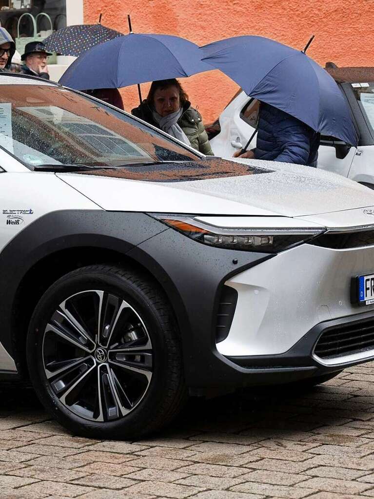 Trotz durchwachsenem Wetter kamen viele Menschen aus der ganzen Region zur 33. Autoschau mit verkaufsoffenem Sonntag in der Mllheimer Innenstadt.