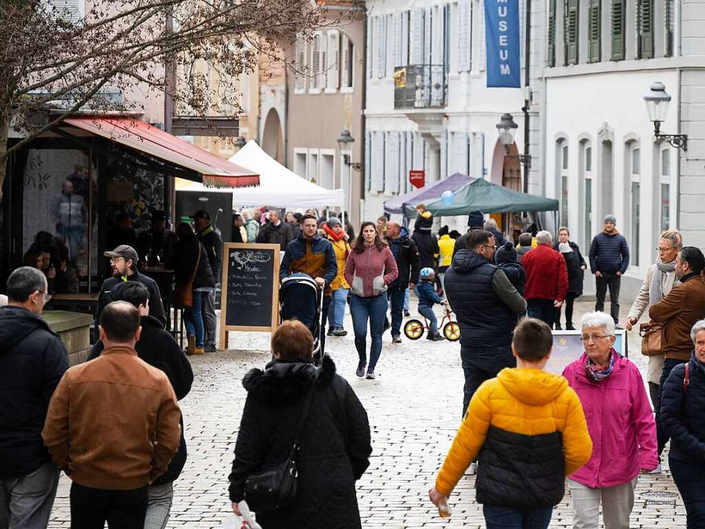 Trotz durchwachsenem Wetter kamen viele Menschen aus der ganzen Region zur 33. Autoschau mit verkaufsoffenem Sonntag in der Mllheimer Innenstadt.