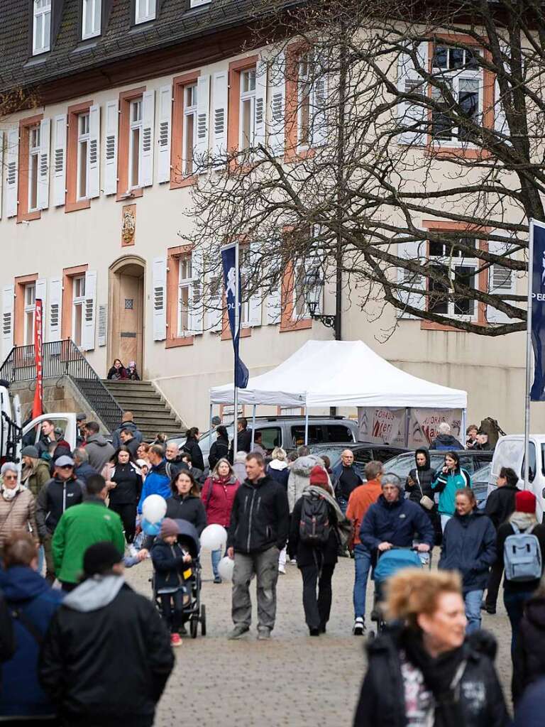 Trotz durchwachsenem Wetter kamen viele Menschen aus der ganzen Region zur 33. Autoschau mit verkaufsoffenem Sonntag in der Mllheimer Innenstadt.