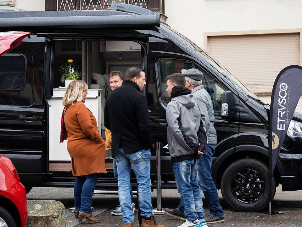 Trotz durchwachsenem Wetter kamen viele Menschen aus der ganzen Region zur 33. Autoschau mit verkaufsoffenem Sonntag in der Mllheimer Innenstadt.