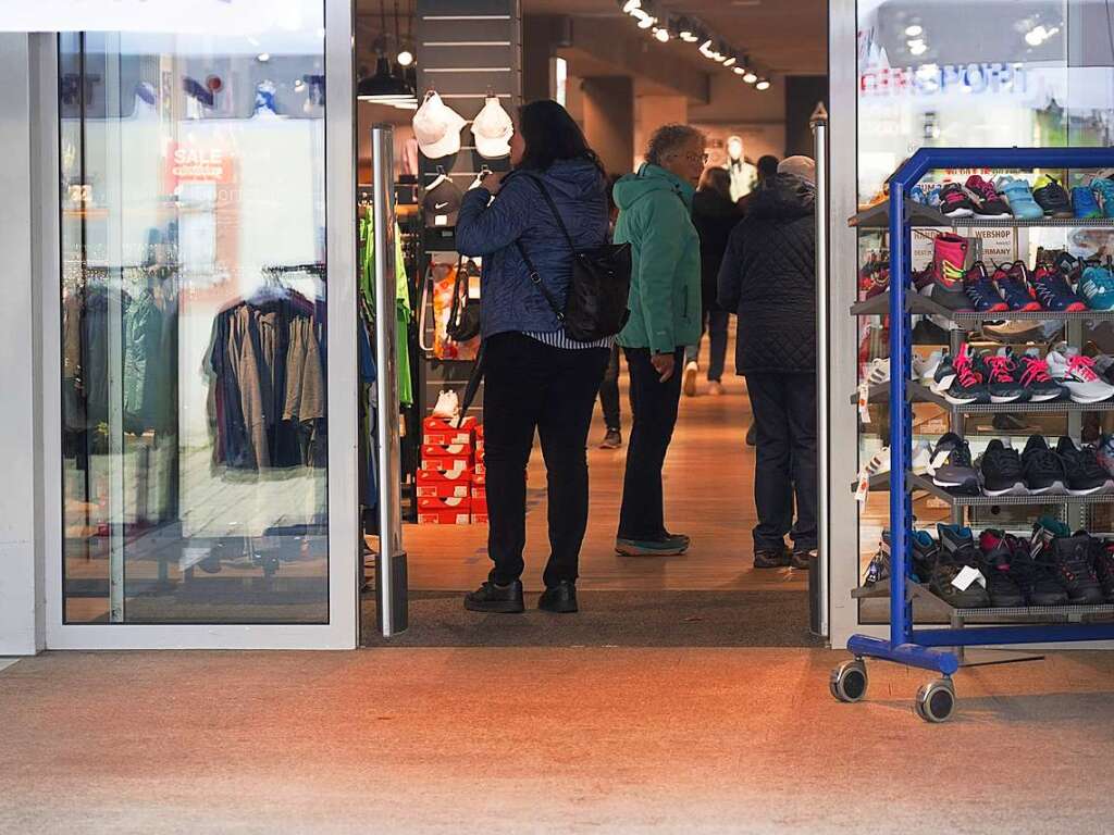 Trotz durchwachsenem Wetter kamen viele Menschen aus der ganzen Region zur 33. Autoschau mit verkaufsoffenem Sonntag in der Mllheimer Innenstadt.