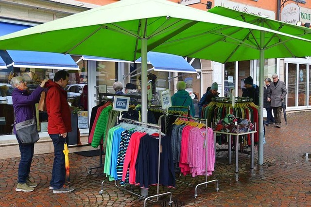 Gut beschirmtes Shopping am Marktplatz.  | Foto: Edgar Steinfelder