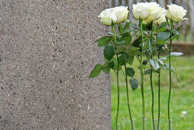 Gedenkfeier am Mahnmal fr die Herbolz...rle-Schule legten weie Rosen nieder.  | Foto: Ruth Seitz