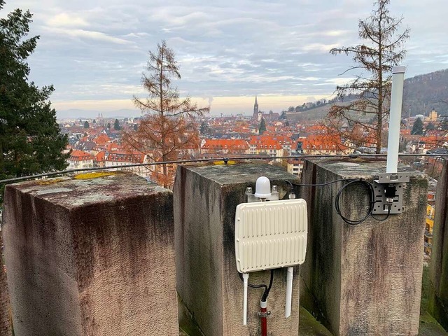 Der Badenova-Gateway auf dem Freiburge...nd empfngt und versendet Sensordaten.  | Foto: Sascha Dachtler/bnnetze